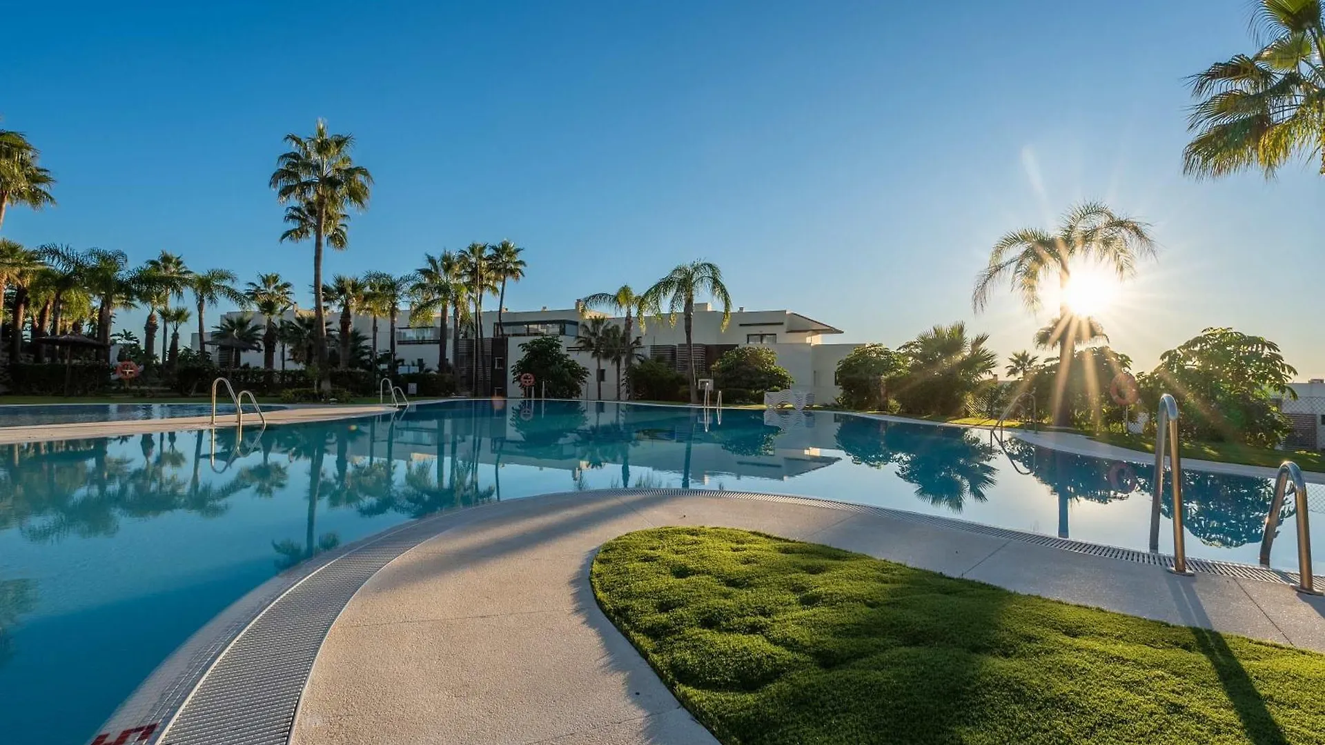 Apartment Luxury Escape - Los Flamingos Golf Retreat Estepona Spain