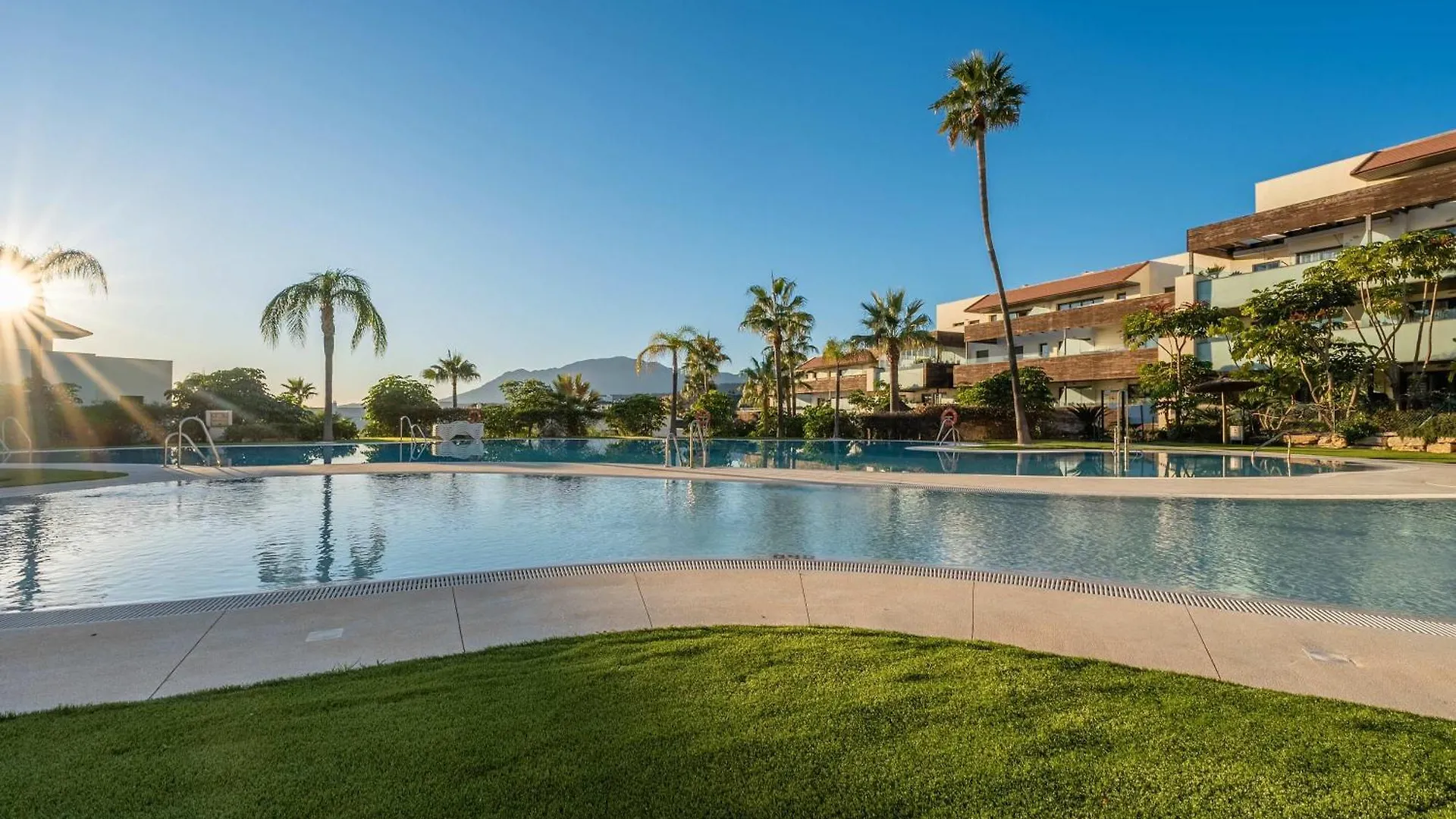 Luxury Escape - Los Flamingos Golf Retreat Estepona Apartment
